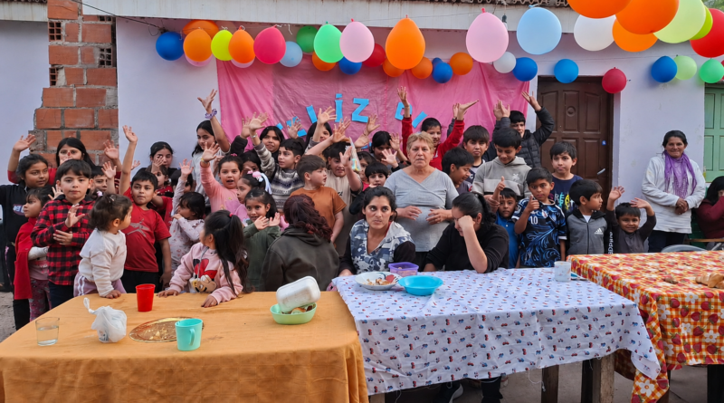 Niños y familias reunidos durante el festejo por el Día del Niño realizado en el barrio Belgrano de Monte Quemado.
