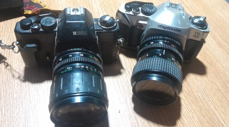 Dos cámaras fotográficas analógicas utilizadas por la familia Barquett en Monte Quemado.