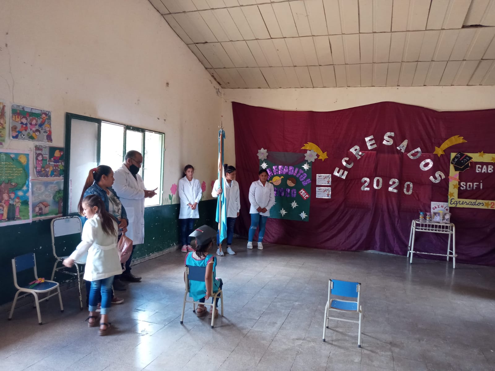 Acto escolar con docentes y estudiantes en una escuela rural