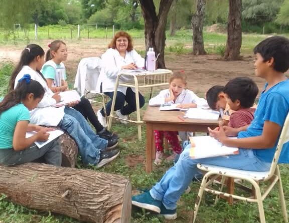 Vacilia Landriel junto a estudiantes durante una clase al aire libre