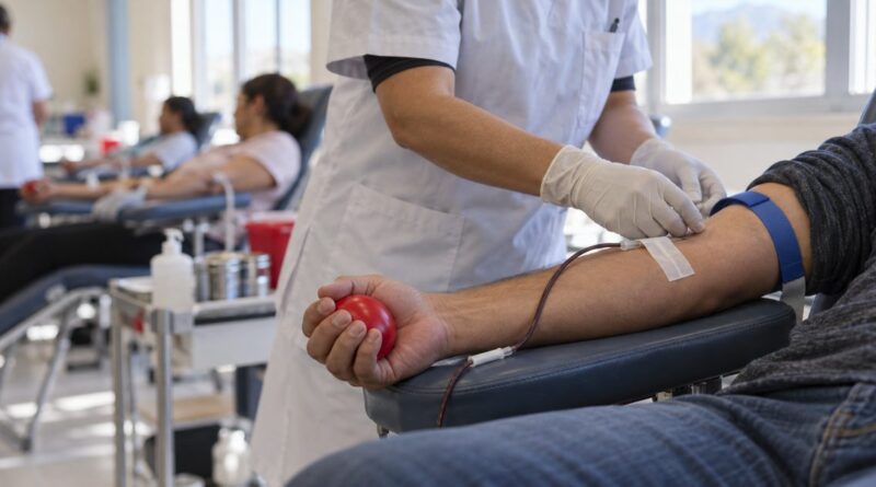Personal de salud atiende a una persona durante una jornada ilustrativa de donación de sangre.