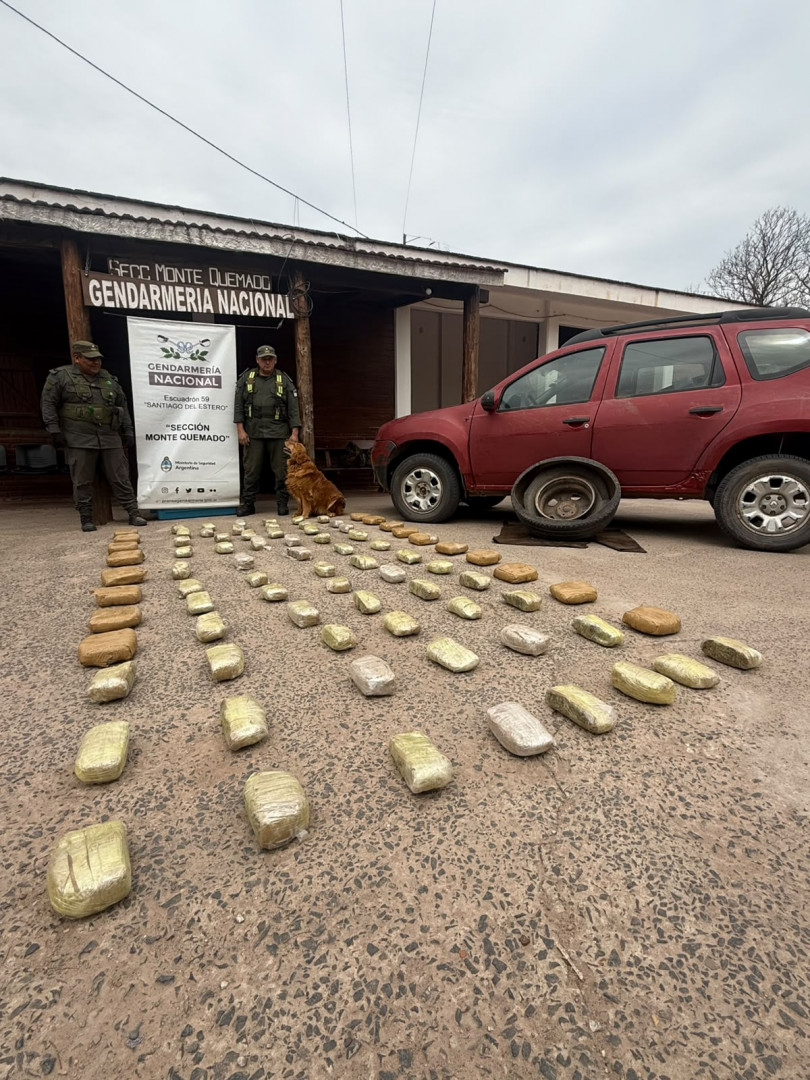 Gendarmes extraen paquetes ocultos durante el operativo realizado sobre la Ruta Nacional 16.