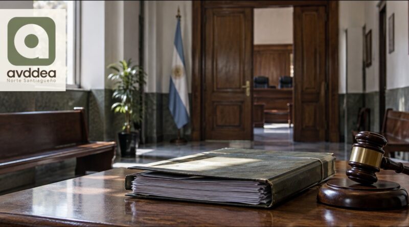 Expediente sobre una mesa frente a una sala de audiencias por condenas, imagen ilustrativa de una causa judicial.