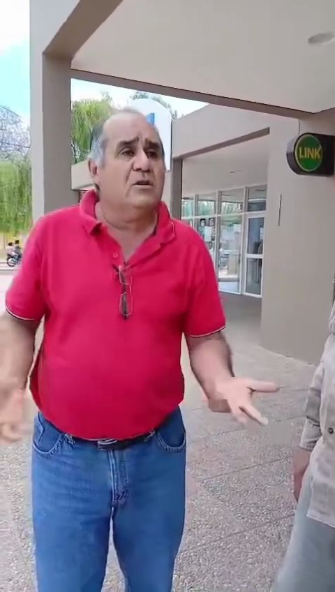 Representante de ATE expone el reclamo frente a la sucursal