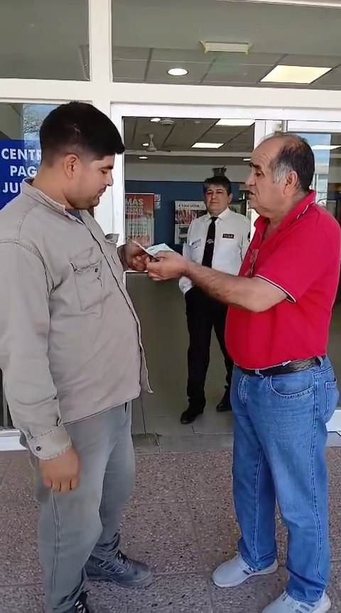 Tiki acompaña a Marcos Santillán frente a la sucursal del BSE