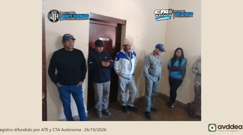 Grupo de personas de pie junto a una puerta en el salón de la reunión, en una fotografía difundida por ATE y CTA Autónoma.