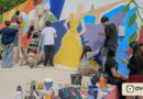 Participantes pintan un mural de colores en la Plaza Evita de Monte Quemado.