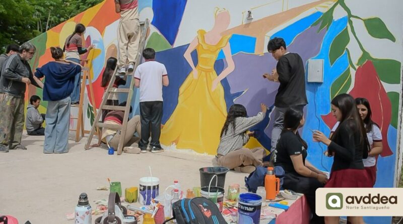 Participantes pintan un mural de colores en la Plaza Evita de Monte Quemado.